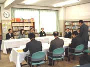川村文部科学大臣と懇談される理事の方々